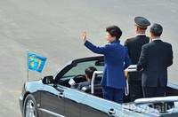 [포토]시민들에게 인사하는 박근혜 대통령