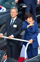 [포토]국군의날, 시민들에게 손 흔드는 박 대통령