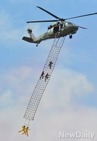 [포토]건국65주년, 공중탈출 선보이는 국군