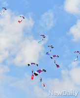 [포토]한 치의 오차도 허용치 않는 고공강하 시범