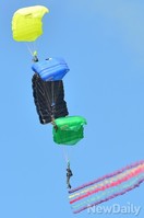 [포토]국군의날, 다이아몬드 고공강하 시범