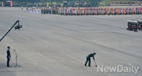 [포토]열병식 앞둔 행사장, 마지막까지 깨끗이