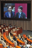 [포토]정홍원 총리 상대로 긴급현안질문 하는 안철수 의원