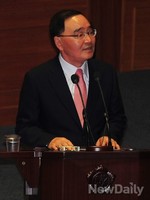 [포토]의원들의 질문에 답변하는 정홍원 국무총리