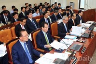 [포토]여야 책임공방을 지켜보는 현오석 경제부총리와 기재부 관계자들