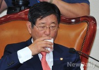 [포토]야당의 항의에 당황한 새누리당 강길부 의원