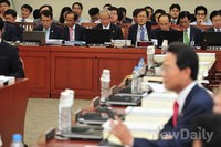[포토]아침부터 기재부 공무원들 불러놓고 여야는 책임공방만
