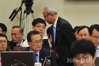 [포토]현오석 경제부총리 여야 책임공방에 헛걸음