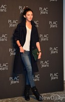 [포토]차예련, 깔끔한 블랙 코트 하나로 패션 완성