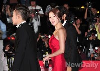 [포토]BIFF 레드카펫, 뒤돌아보는 소이현 빛나는 조명보다 아름다워