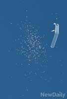 [포토]실향민, 탈북자 단체 대북전단 살포