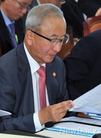 [포토]자료 살피는 현오석 경제부총리 겸 기획재정부 장관