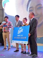 [포토]김자인, 아동복지 기금 1,000만원 기부