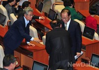 [포토]교섭단체 대표연설 마치고 의원들과 인사 나누는 황우여