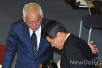 [포토]새누리당 홍문종 의원과 인사 나누는 김한길 민주당 대표