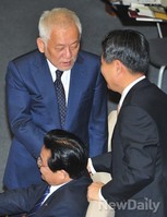 [포토]홍문종 의원과 인사 나누는 민주당 김한길 대표