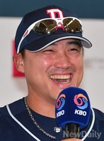 [포토]활짝 웃는 두산 홍성흔 선수