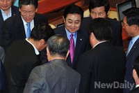 [포토]교섭단체 대표연설 마치고 의원들과 인사 나누는 전병헌