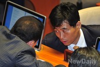 [포토]대화 나누는 민주당 김민기 의원