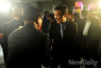 [포토]인사 나누는 민주당 '손학규' 상임고문