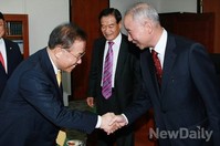 [포토]인사 나누는 남재준 국정원장