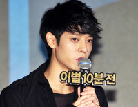 [포토]정준영, '첫 데뷔 앨범이에요!' 프레젠테이션도 열심히