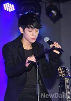 [포토]정준영, 무대 전 마이크는 정갈하게