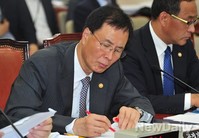 [포토]메모하는 노대래 공정거래 위원장