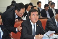 [포토]직원과 대화 나누는 신제윤 금융위원장