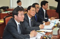 [포토]의원들의 질문 경청하는 신제윤 금융위원장