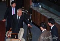 [포토]동료의원들과 대화 나누는 김한길 민주당 대표