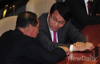 [포토]대화를 나누는, '황우여-윤상현'