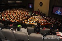 [포토]초등학생 지켜봐도 국회는 야유와 고성