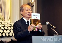[포토]서정수 민주주의정치철학연구소소장,  이 도서를 황장엽 선생께 바칩니다.