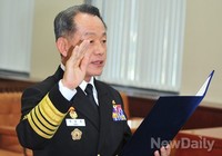 [포토]선서하는 최윤희 합참의장 후보자