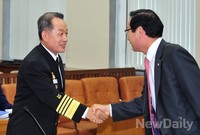 [포토]의원들과 악수하는 최윤희 후보자