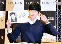 [포토]이종석, 트루젠 팬사인회 팬들을 향해서 귀여운 브이