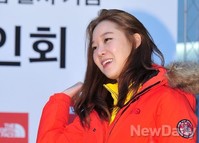 [포토]태양같은 빨간 점퍼입고 환하게 웃는 공효진