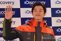 [포토]한 손들고 활짝 웃는 공유, 공식모델의 미소!