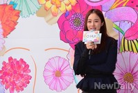 [포토]꽃밭에 선 김태희, 꽃 만발