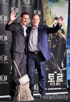 [포토]토르 내한 기자회견, 안녕하세요! 반가운 손인사 톰 히들스턴- 캐빈 파이기