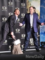 [포토]토르 내한 기자회견 톰 히들스턴, 끙차! 내 망치가 아니라서 안들리나?