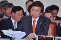 [2013 국감]답변자료 찾는 윤병세 외교부 장관