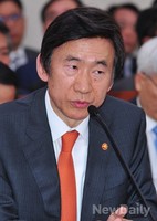 [2013 국감]국정감사에서 의원들 질문에 답변하는 윤병세 외교부장관