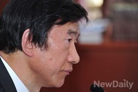 [2013 국감]국정감사 현장, 의원들의 질문 듣는 '윤병세' 외교부 장관