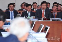 [2013 국감]김한길 의원의 질문에 답변하는 윤병세 외교부 장관