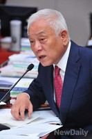 [2013 국감]질문하는 민주당 김한길 의원