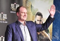 [포토]토르 내한 기자회견, 웃으며 인사하는 마블 대표 캐빈 파이기