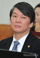 [2013 국감]증인 이야기 듣는 무소속 '안철수' 의원