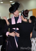 [포토]요셉 어메이징, 사랑받는 요셉 아버지에게 선물받은 새 코트